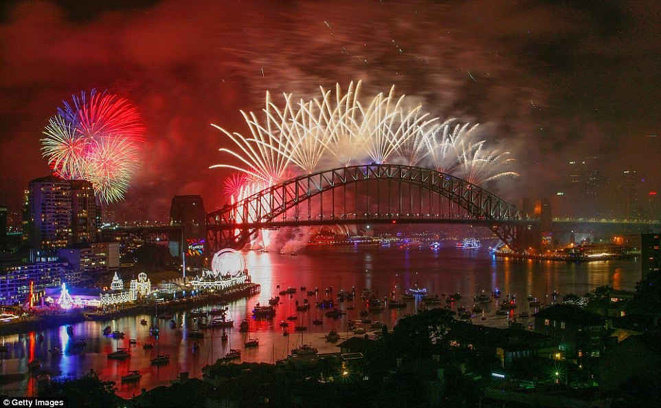 Sydney khởi động năm 2018 với một tiếng nổ với màn hình pháo hoa theo chủ đề cầu vồng trên cầu Harbour để kỷ niệm đám cưới đồng tính được hợp pháp hóa gần đây