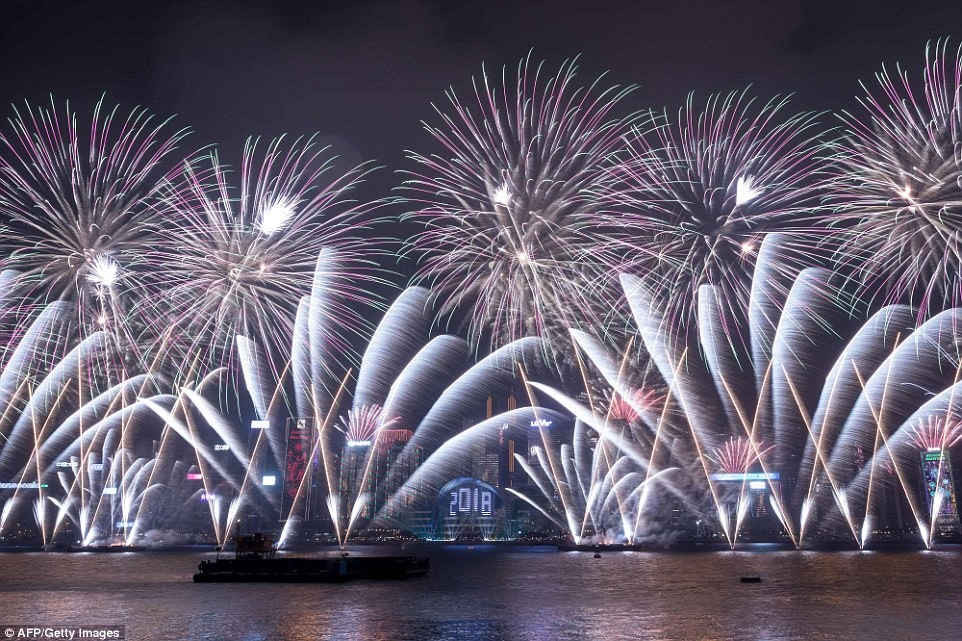 háo hoa nổ trên Cảng Victoria trong những ngày lễ mừng năm mới ở Hồng Kông vào tháng Giêng. Năm 2018 