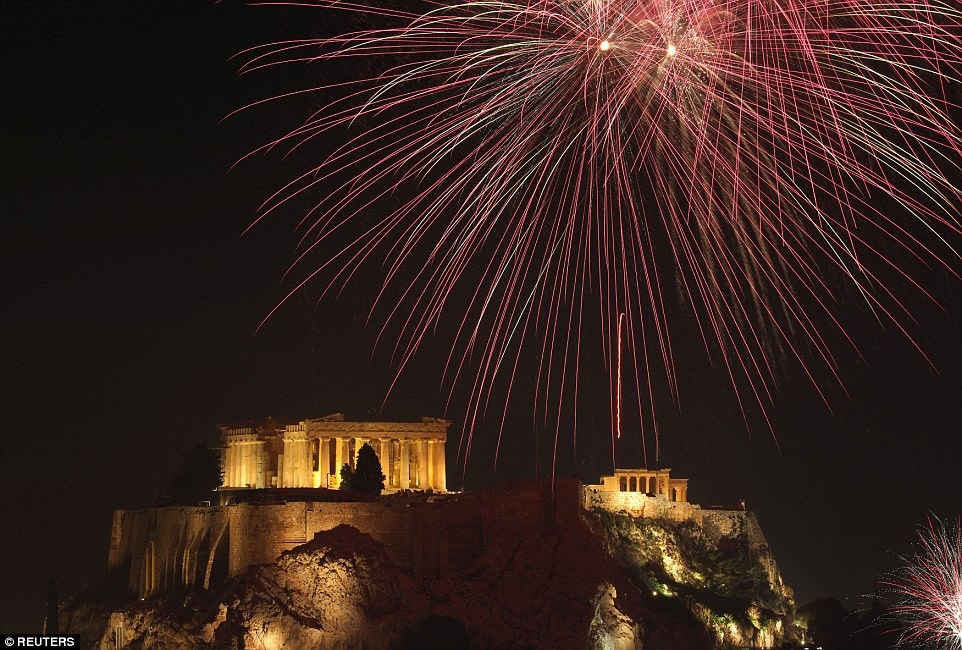 ã chào đón năm mới với màn trình diễn pháo hoa được thấy ở một ngôi đền Hy Lạp cổ tại Athens. Ảnh: Reuters