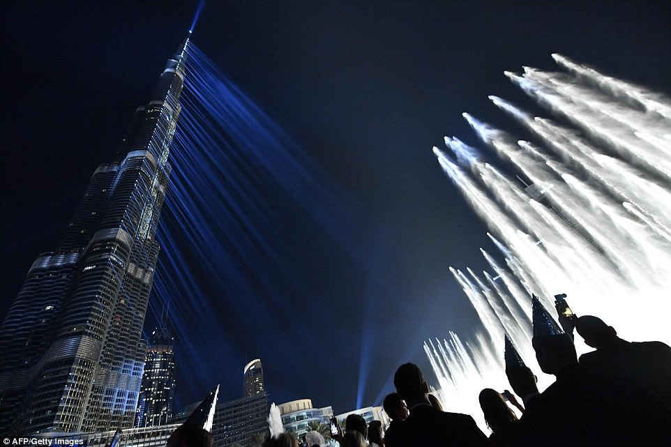 Hàng nghìn người tham dự lễ hội ánh sáng đón năm mới 'Light Up 2018' tại tòa nhà Burj Khalifa của Dubai. Ảnh: AFP