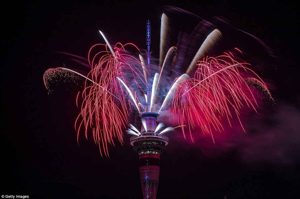 New Zealand khởi động các lễ kỷ niệm trên toàn thế giới vào đầu năm 2018 khi hơn 3.000 pháo hoa đã được phóng lên bầu trời phía trên Auckland như là đồng hồ đã đánh vào nửa đêm  Sky Tower là trọng tâm của lễ kỷ niệm ở Auckland (ảnh), trong khi màn trình diễn pháo hoa cũng đã diễn ra ở Wellington, Christchurch và Dunedin