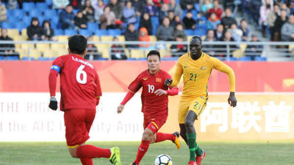 Quang Hải nhỏ bé trước những hậu vệ Australia nhưng luôn khiến đối thủ gặp khó khi cầm bóng. Ảnh: AFC.