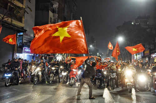 Dòng người mang theo cờ đổ ra đường phố trung tâm Hà Nội ăn mừng sau trận thắng của đội tuyển U23 Việt Nam trước U23 Iraq. Ảnh: Giang Huy
