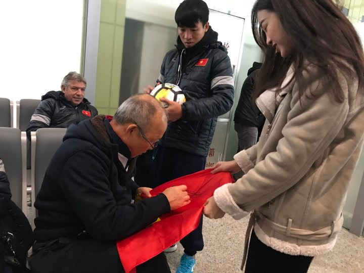 Huấn huyện viên U23 Park Hang-seo ký tặng người hâm mộ trước khi lên máy bay về Việt Nam. Ảnh: Vĩnh Mơ.