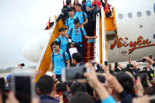 Chuyên cơ chở đoàn cầu thủ U23 Việt Nam ở sân bay Nội Bài. Ảnh: Đức Đồng