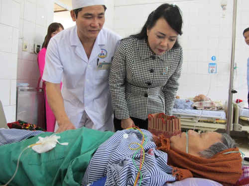 Bộ trưởng Y tế Nguyễn Thị Kim Tiến thăm quà bệnh nhân điều trị tại Trung tâm Y tế huyện Yên Lạc, Vĩnh Phúc; được hợp nhất từ một bệnh viện, hai trung tâm y tế dự phòng và an toàn vệ sinh thực phẩm.