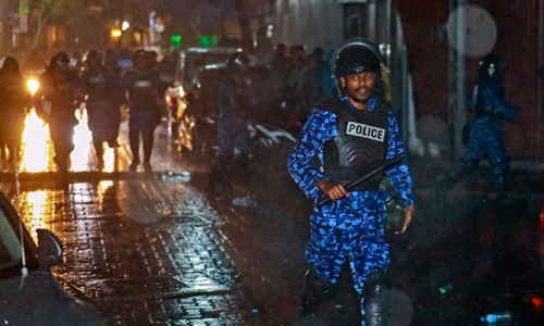 Lực lượng an ninh Maldives tuần tra đường phố thủ đô Male hôm 6/2. Ảnh: AP.