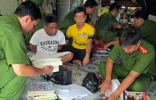 Cảnh sát khám xét nhà một chân rết trong đường dây đánh bạc do Khéo gầy dựng, điều hành tại Việt Nam. Ảnh: Công an cung cấp 