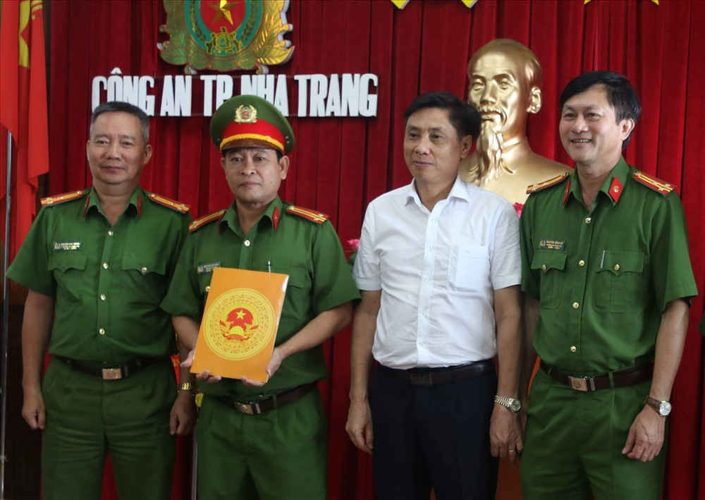 Chủ tịch UBND tỉnh Khánh Hòa thưởng nóng cho ban chuyên án đã phá thành công đường dây tàng trữ, mua bán ma túy đá lớn trên địa bàn. ảnh: P.L