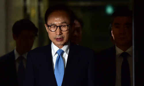 Cựu tổng thống Hàn Quốc Lee Myung-bak sau buổi thẩm vấn hôm 15/3. Ảnh: Yonhap.