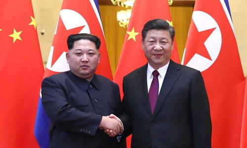 Chủ tịch Trung Quốc Tập Cận Bình (trái) và nhà lãnh đạo Triều Tiên Kim Jong-un. Ảnh: China Daily/Reuters.