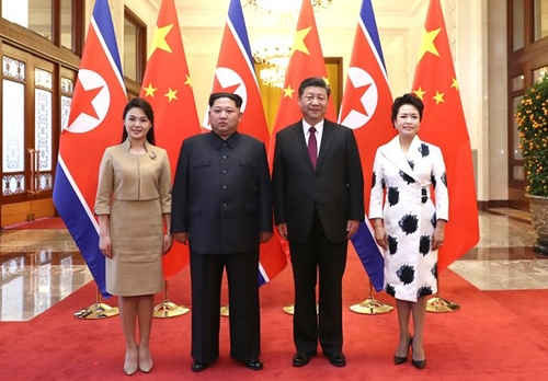Chủ tịch Trung Quốc Tập Cận Bình cùng phu nhân Bành Lệ Viện đón nhà lãnh đạo Triều Tiên Kim Jong-un cùng phu nhân Ri Sol-ju tại Đại lễ đường Nhân dân Bắc Kinh