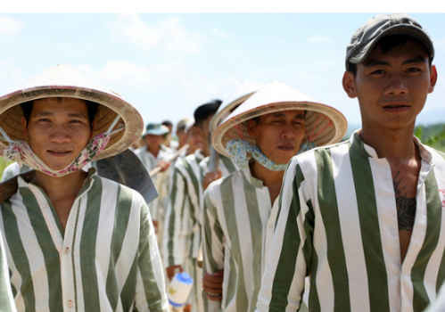 Các phạm nhân ở trại giam Thủ Đức (tỉnh Bình Thuận) được đặc xá năm 2015. Ảnh: Quốc Thắng