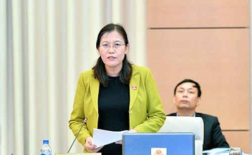 Chủ nhiệm Uỷ ban Tư pháp Lê Thị Nga trình bày báo cáo thẩm tra. Ảnh: QH