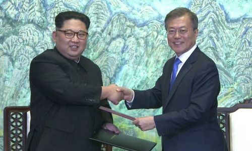 Lãnh đạo Triều Tiên và Tổng thống Hàn Quốc sau cuộc họp thượng đỉnh. Ảnh: CNN.