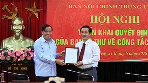 Ông Nguyễn Thái Học (trái) nhận quyết định bổ nhiệm làm Phó Ban Nội chính Trung ương - Ảnh: Noichinh.vn