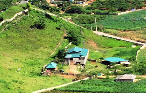 Khu nhà của Thuận tại thung lũng ma túy Tà Dê - nơi bao quanh là núi trùng điệp, chỉ có đường độc đạo uốn lượn trên vách núi. Ảnh: Bá Đô