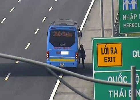 Xe khách bị phạt nguội vì đón khách trên cao tốc bị camera ghi lại. Ảnh: Xuân Hoa. 