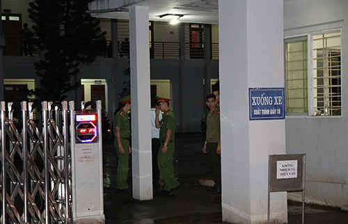 Trụ sở Sở Giáo dục và Đào tạo tỉnh Sơn La sáng đèn đến 2h ngày 20/7, có công an bảo vệ nghiêm ngặt. Ảnh: Minh Anh.