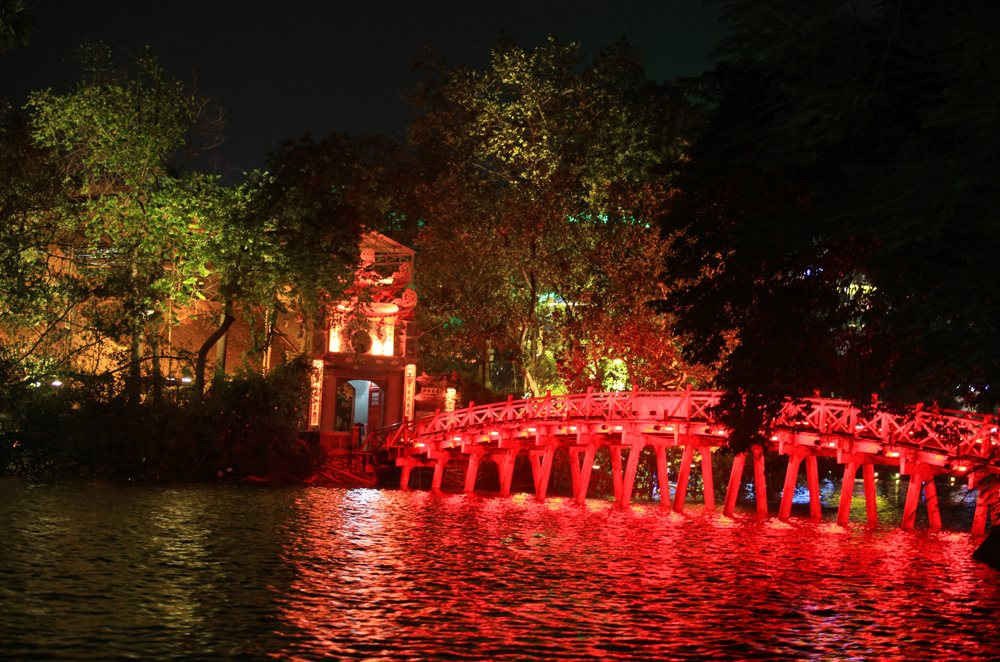 Hồ Gươm, Hà Nội về đêm - Kiểm Sát Online