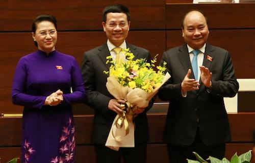 Chủ tịch Quốc hội Nguyễn Thị Kim Ngân và Thủ tướng Nguyễn Xuân Phúc chúc mừng ông Nguyễn Mạnh Hùng. Ảnh: Như Ý