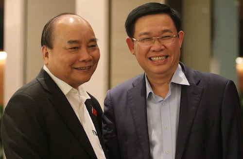 Từ trái qua: Thủ tướng Nguyễn Xuân Phúc và Phó thủ tướng Vương Đình Huệ bên hành lang Quốc hội, trước giờ công bố kết quả lấy phiếu tín nhiệm chiều 25/10. Ảnh: Võ Hải