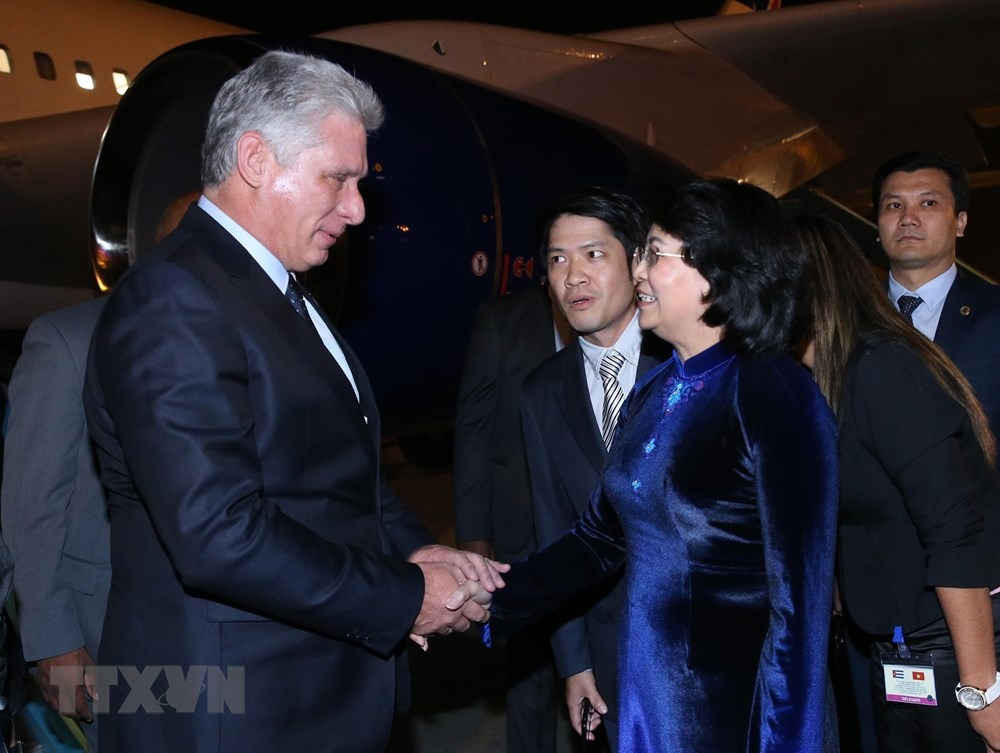 Phó Chủ tịch Nước Đặng Thị Ngọc Thịnh đón Chủ tịch Cuba tại sân bay quốc tế Nội Bài đêm 8.11. Ảnh: TTXVN