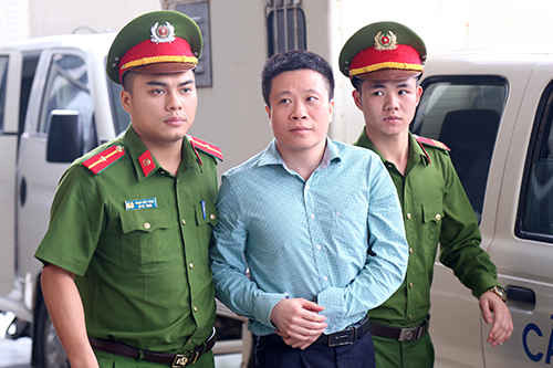 Cựu chủ tịch Hà Văn Thắm (giữa) tại phiên phúc thẩm. Ảnh: Phạm Dự.