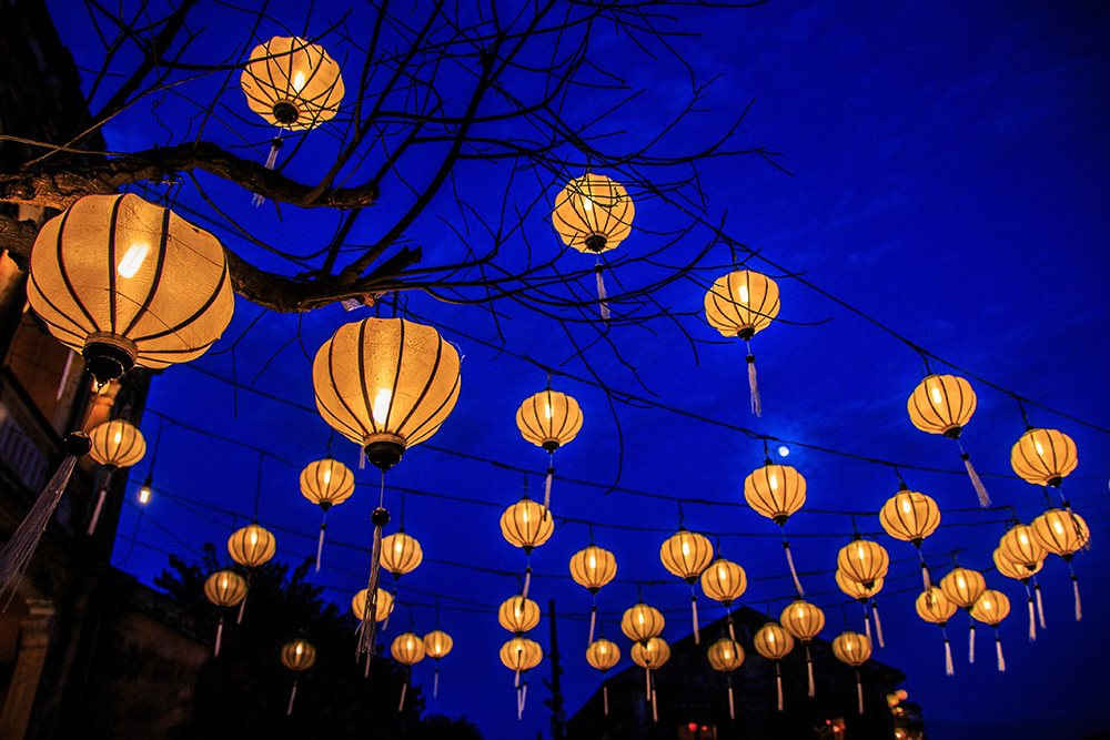 Đèn lồng Hội An: Cùng nhìn vào đôi mắt của những chú lồng đèn Hội An và cảm nhận sự tự hào về nét đẹp truyền thống của Việt Nam. Bạn sẽ được tha hồ chiêm ngưỡng những bức tranh đầy màu sắc và nét tinh tế.