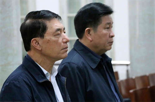 Hai cựu thứ trưởng Tân và Thành tại phiên tòa mở tại TAND Hà Nội. Ảnh: TTXVN