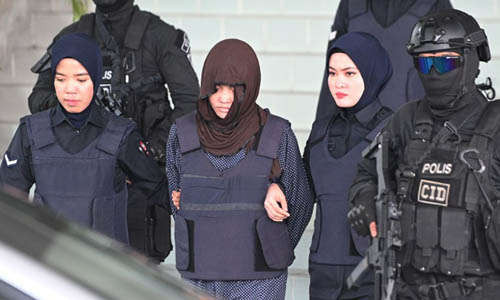 Đoàn Thị Hương (giữa) được áp giải rời phiên tòa biện hộ sáng nay. Ảnh: AFP.