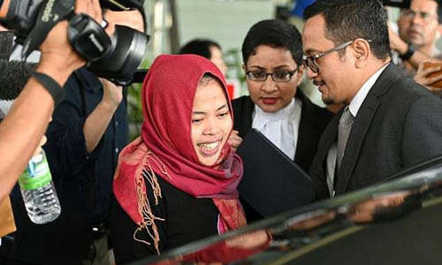 Aisyah tươi cười rời tòa án ở hôm nay. Ảnh: AFP.