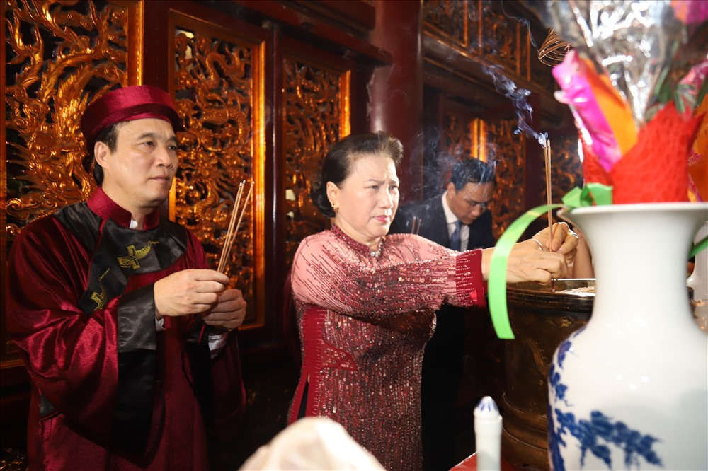 Chủ tịch Quốc hội Nguyễn Thị Kim Ngân dâng hương cầu quốc thái dâng an. 