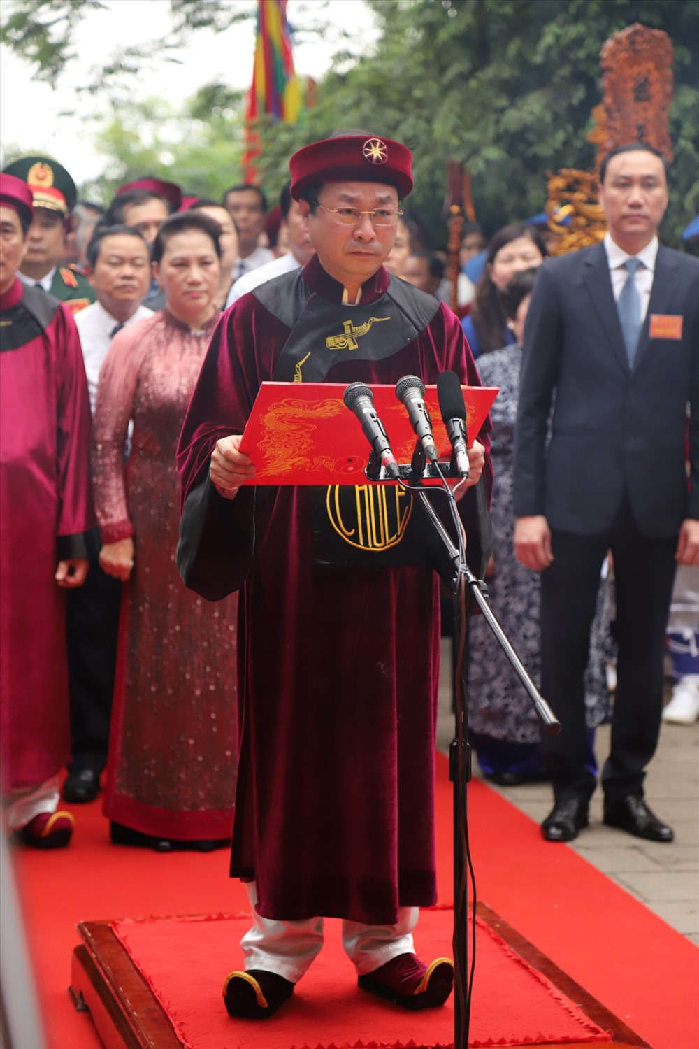 Ông Bùi Văn Quang, Chủ tịch UBND tỉnh Phú Thọ đọc Chúc văn. 