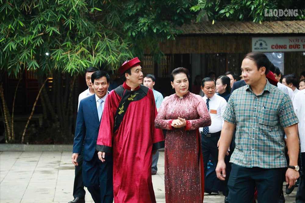 Chủ tịch Quốc Hội Nguyễn Thị Kim Ngân cùng đoàn đại biểu tiến vào lễ dâng hương. 