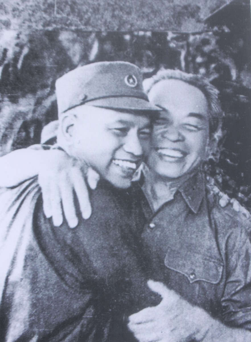 Đại tướng Võ Nguyên Giáp và Đại tướng Văn Tiến Dũng vui mừng gặp nhau tại Sài Gòn sau ngày giải phóng.