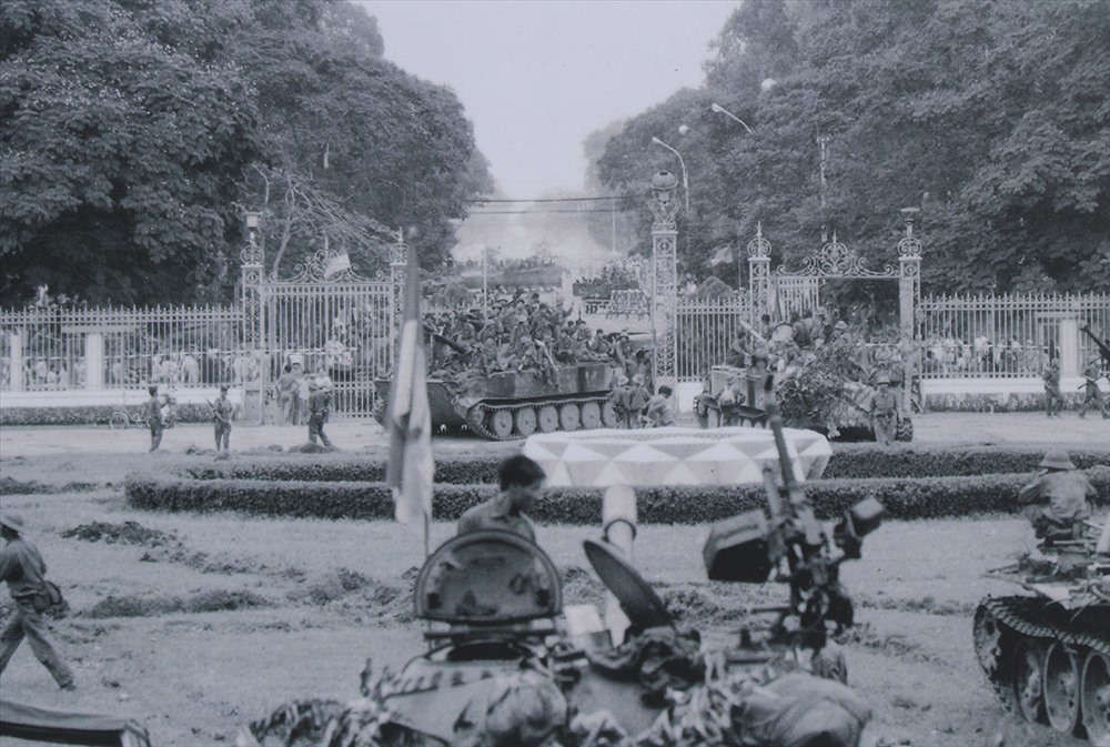 11h30 phút ngày 30.4.1975, lá cờ Mặt trận dân tộc Giải phóng miền Nam được kéo lên nóc Dinh Độc Lập, chiến dịch Hồ Chí Minh vĩ đại kết thúc thắng lợi hoàn toàn. Nhân dân Sài Gòn kéo đến chào mừng quân giải phóng ngày 30.4.1975