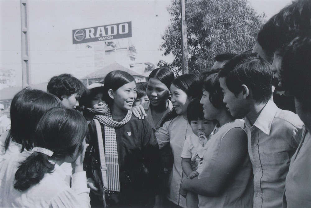 Nam nữ thanh niên Sài Gòn chào đón các chiến sĩ tự vệ vào giải phóng thành phố ngày 30.4.1975
