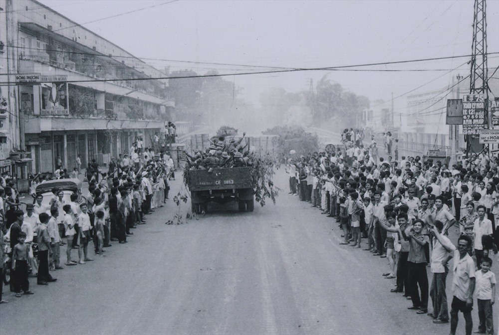 Nhân dân Sài Gòn ra đường đón quân giải phóng ngày 30.4.1975.