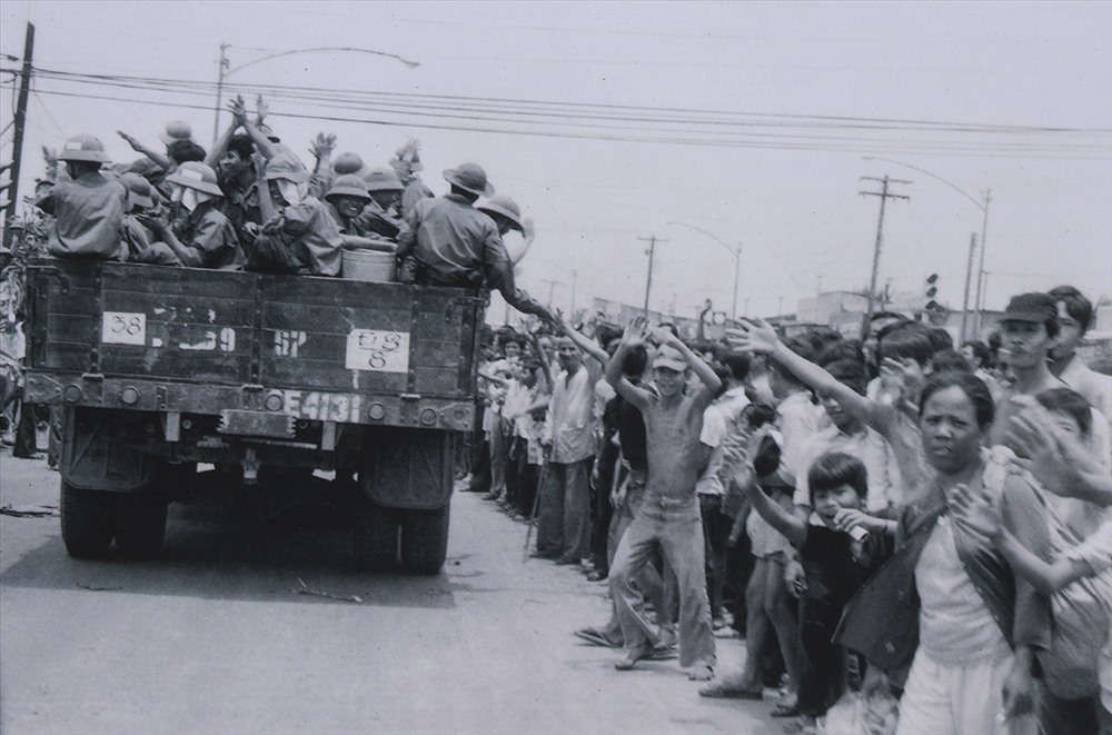 Nhân dân Sài Gòn ra đường đón quân giải phóng ngày 30.4.1975.