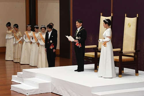 Nhật hoàng Naruhito phát biểu trước người dân cả nước sau khi lên ngôi. Ảnh: AFP.