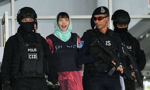 Đoàn Thị Hương rời tòa ngày 1/4 sau khi được tuyên hủy tội Giết người. Ảnh: AFP.