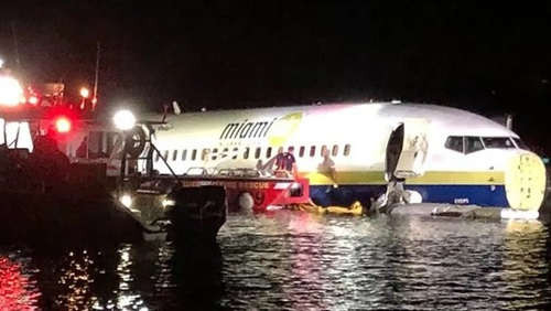 Hiện trường máy bay Boeing 737 đâm xuống sông ở Florida, Mỹ hôm 3/5. Ảnh: Reuters.