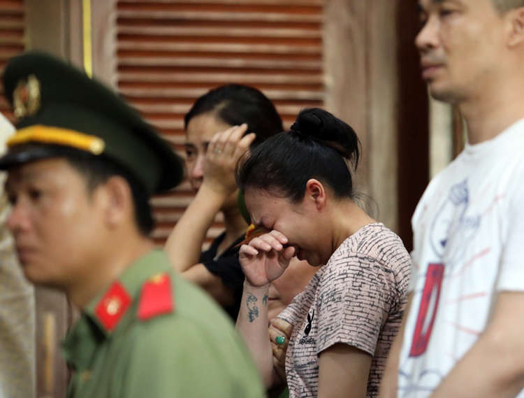 Lê Hương Giang (buộc tóc) bật khóc khi bị đề nghị án tử hình. Ảnh: Thành Nguyễn.