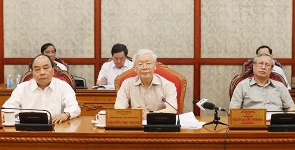 Từ trái qua: Thủ tướng Nguyễn Xuân Phúc, Tổng bí thư, Chủ tịch nước Nguyễn Phú Trọng, Thường trực Ban bí thư Trần Quốc Vượng. Ảnh: TTX