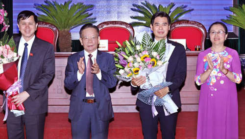 Ông Hoàng Quốc Khánh (thứ hai từ phải), tân Chủ tịch UBND tỉnh Sơn La. Ảnh: PV. 