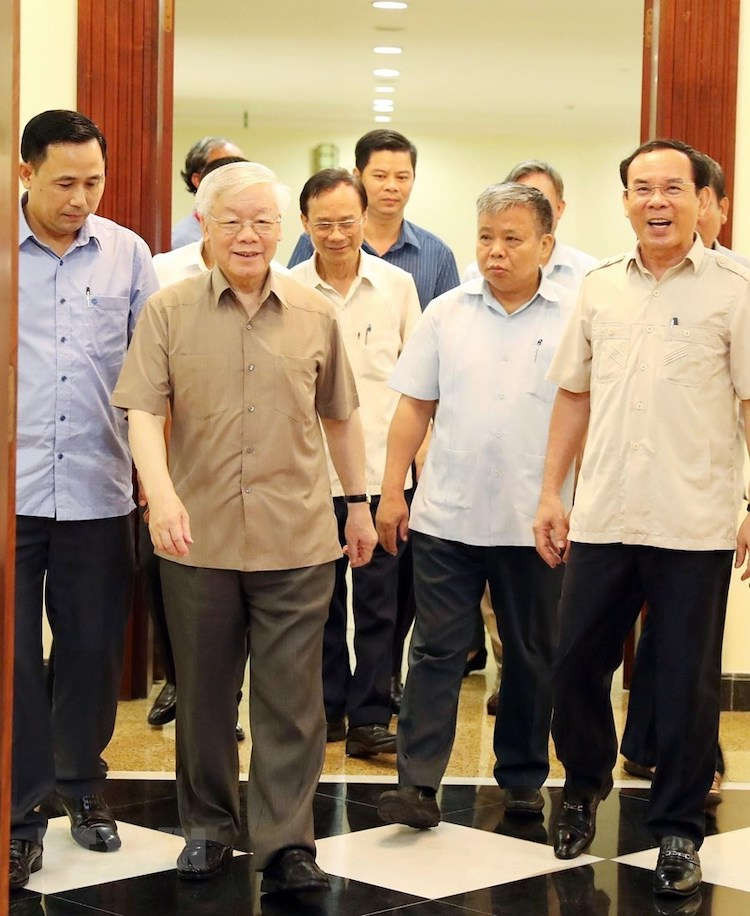 Tổng bí thư, Chủ tịch nước Nguyễn Phú Trọng và các đại biểu tham dự phiên họp Bộ Chính trị ngày 21/6. Ảnh: TTX.