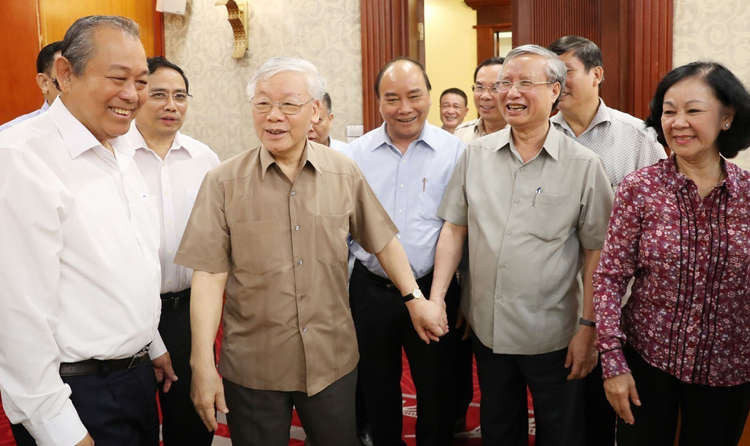 Tổng bí thư Nguyễn Phú Trọng (áo nâu sẫm) cùng các đại biểu tham dự cuộc họp. Ảnh: TTX