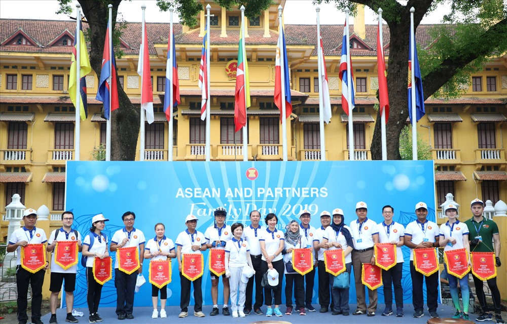 Khoảng 300 đại biểu và khách mời tham dự sự kiện “Ngày gia đình ASEAN và các Đối tác” 2019. Ảnh: Tô Thế.