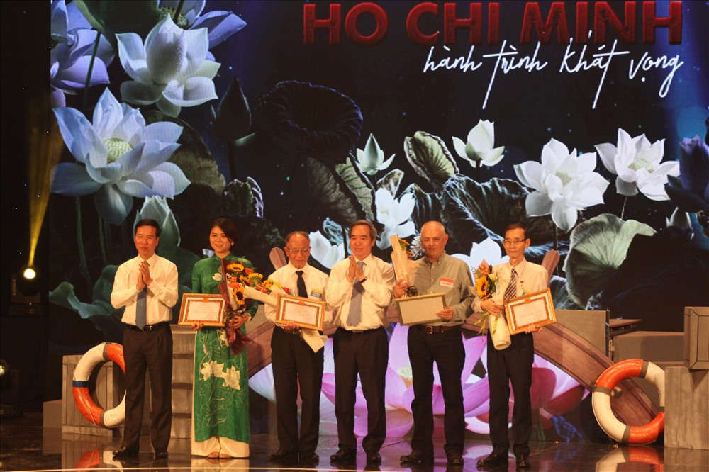 Trưởng Ban Tuyên giáo Trung ương Võ Văn Thưởng và Trưởng Ban Kinh tế Trung ương Nguyễn Văn Bình trao tặng hoa và quà cho các cá nhân có nhiều đóng góp trong chương trình giao lưu. Ảnh T.V